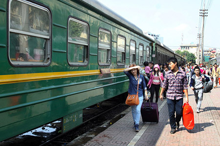 Theo Tổng công ty Đường sắt Việt Nam, dịp Tết năm 2015 sẽ tăng thêm nhiều đôi tàu Thống Nhất phục vụ hành khách đi lại.